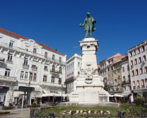 Terrazas con sol certa del hotel en el Largo da Portagem en Coimbra