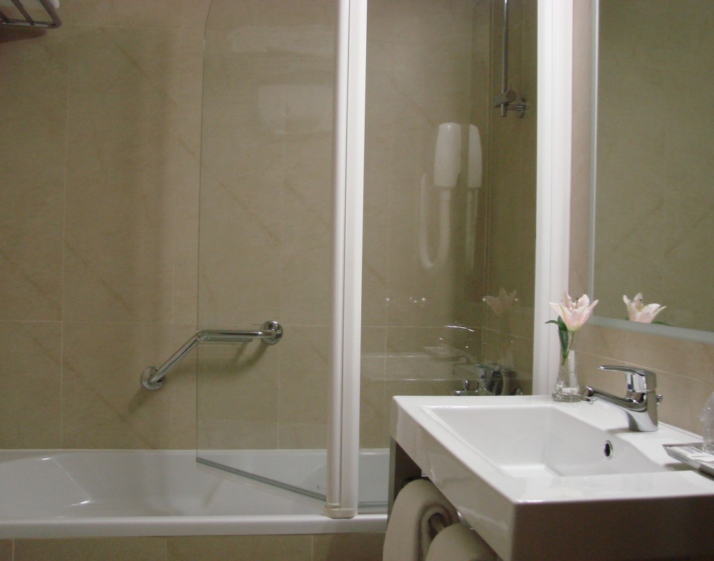 Hotel Oslo Coimbra offers Sparkling Clean Bathrooms for guests