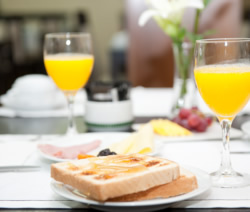 Pequeno-almoço de hotel com produtos locais